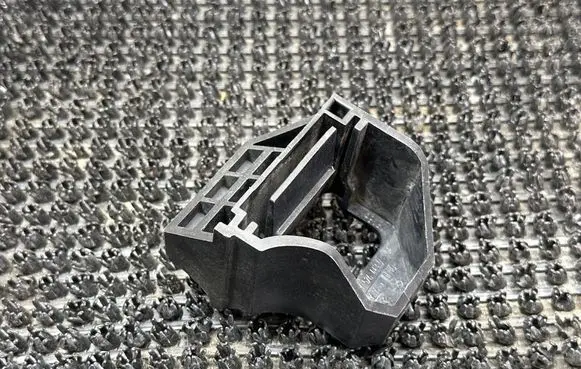BMW 1 E81 E87 Radiator mount bracket 7526443