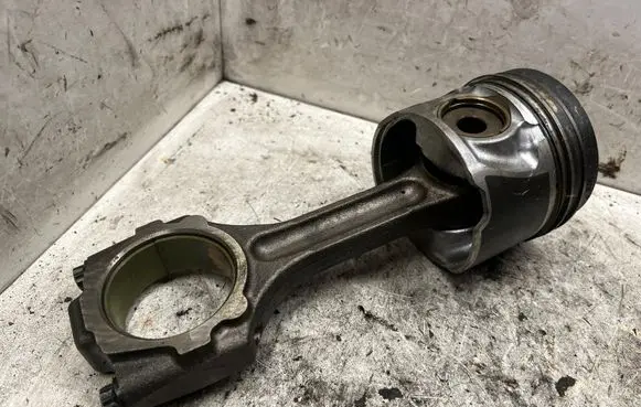 Hyundai Tucson JM Piston with connecting rod