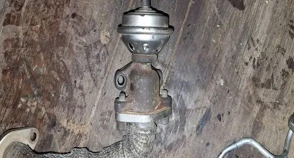Volkswagen PASSAT B5 EGR valve 028131501F