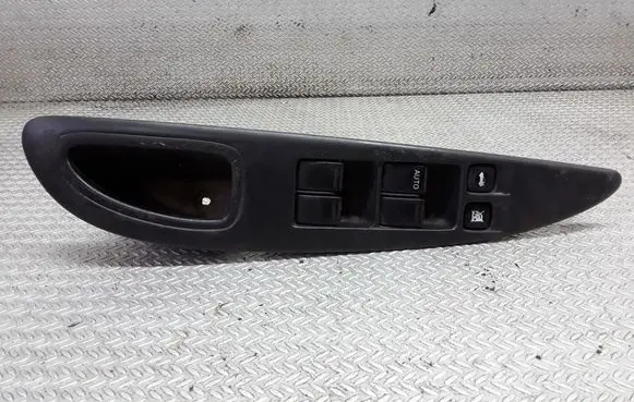 Nissan Primera Electric window control switch 25401AV640