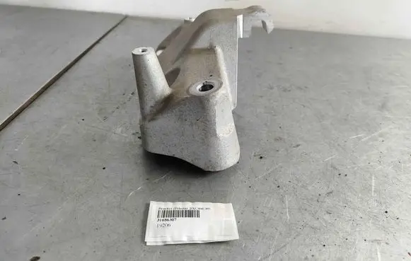 Engine mounting bracket