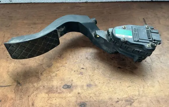 Volkswagen PASSAT B5 Accelerator throttle pedal 8D1721523A