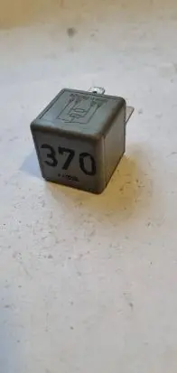 Volkswagen PASSAT B5.5 Other relay 8D0951253