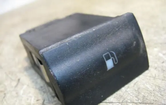 Skoda Octavia Mk1 (1U) Fuel tank opening switch 