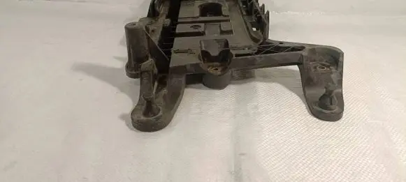 Volkswagen PASSAT B7 Battery tray 1K0915333H