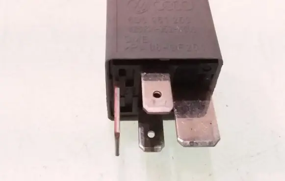 Volkswagen PASSAT B5 Other relay 8D0951253 370