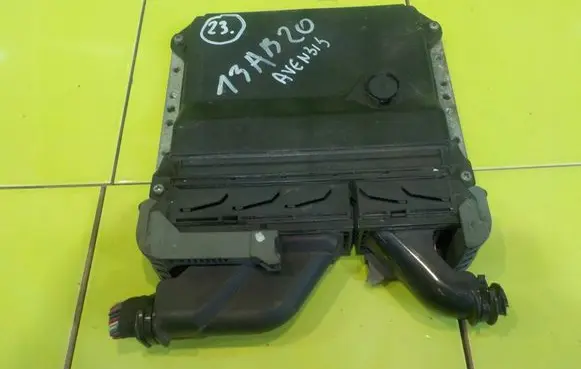 Toyota Avensis T270 Engine control unit/module 8966105D52 13AB20