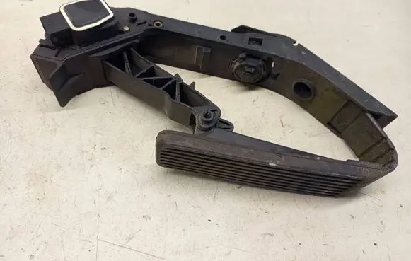 Mercedes-Benz CLK A209 C209 Accelerator throttle pedal A2033000704