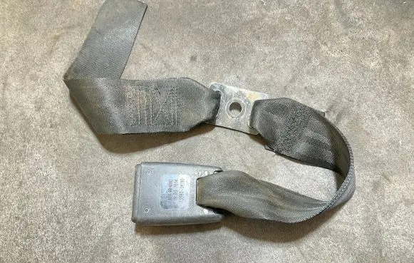Middle seatbelt buckle (rear)
