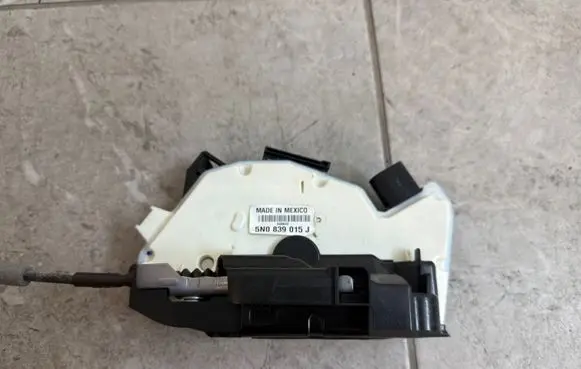 Volkswagen Amarok Rear door lock SA8643 5N0839015J