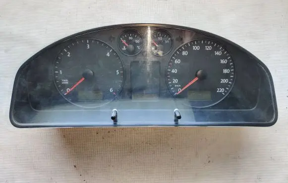 Volkswagen Transporter - Caravelle T5 Speedometer (instrument cluster) 88311346