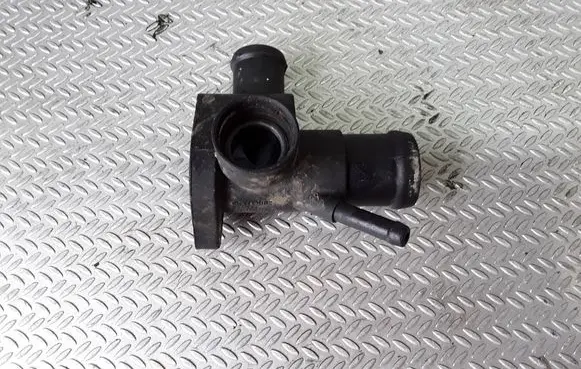 Volkswagen Golf III Engine coolant pipe/hose 028121138