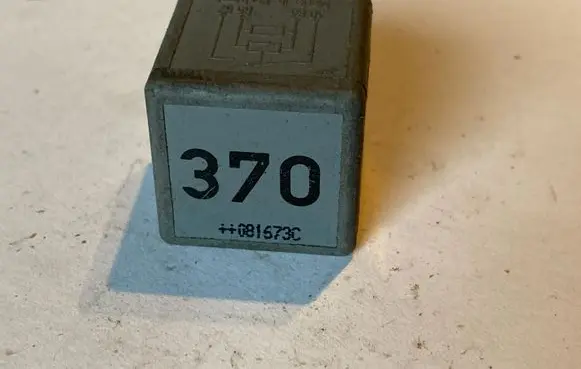 Volkswagen PASSAT B5.5 Other relay 8D0951253