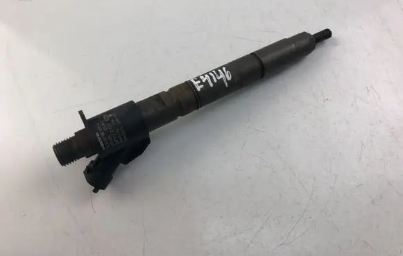 Volvo V70 Fuel injector 31303238