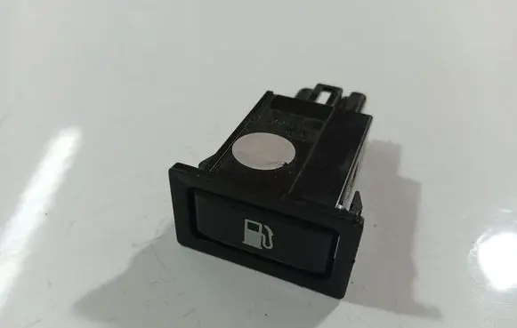 Toyota Avensis T250 Fuel tank opening switch 157695