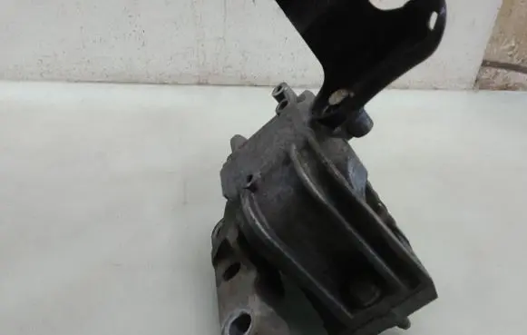 Volkswagen PASSAT B6 Engine mount bracket 1K0199262