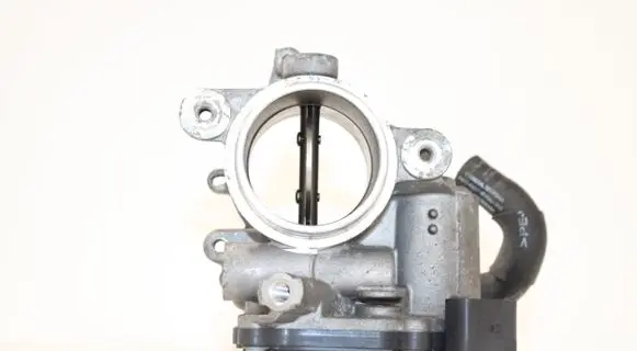 Volkswagen Golf VII Throttle valve 04L128063N