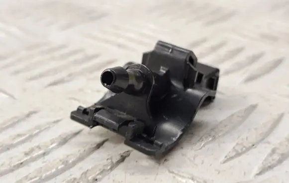 Windshield washer spray nozzle