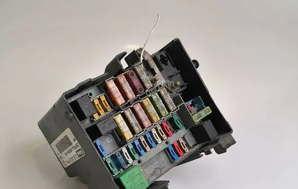 Peugeot 607 Fuse module 9647631680A01 96476316 CL081002PPAL