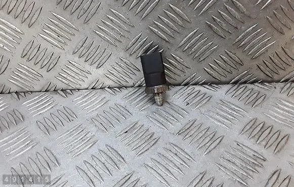 Audi A4 S4 B6 8E 8H Fuel pressure sensor 06d906051a 0261545008