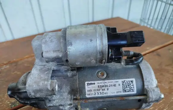 Peugeot 208 Starter motor 9825233080