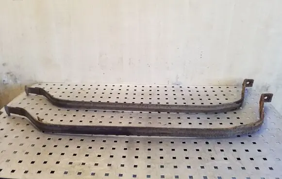 Fuel tank mounting bracket