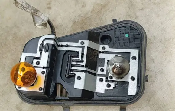 Volkswagen Touareg I Tail light bulb cover holder 7L6945258