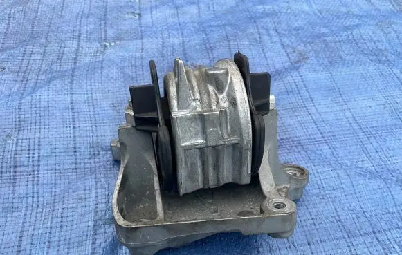 Citroen C5 Engine mount bracket 326B96