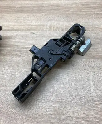 Renault Laguna II Front door exterior handle/bracket 8200008430