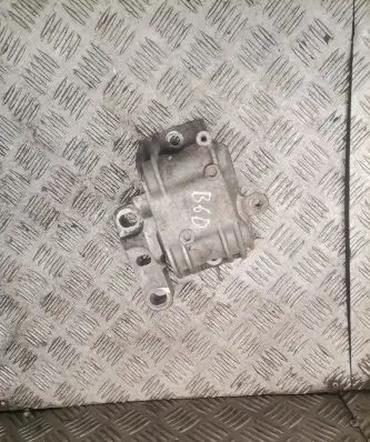 Volkswagen PASSAT B6 Engine mount bracket