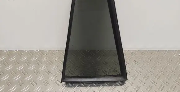 Rear vent window glass
