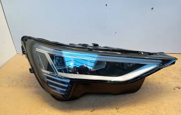 Audi e-tron Headlight/headlamp 4KE941040A