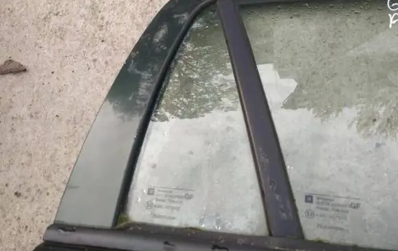 Opel Astra G Rear vent window glass 