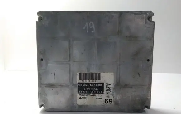 Toyota Avensis T250 Engine control unit/module 8966105690 MB1758006326