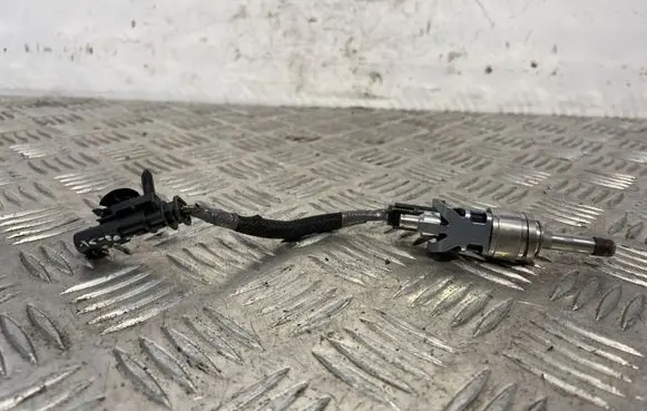Volvo XC40 Fuel injector 31432774