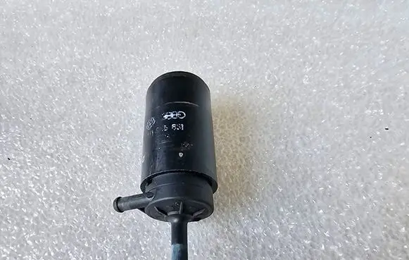 Volkswagen PASSAT B2 Windscreen/windshield washer pump
