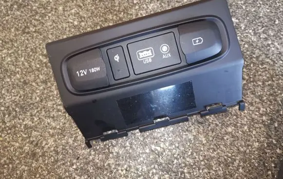 Hyundai Santa Fe USB socket connector 96120S1100 84631S1010
