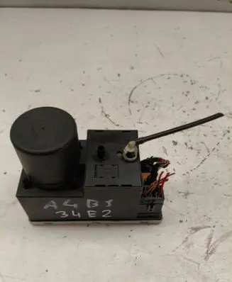 Audi A4 S4 B5 8D Central locking vacuum pump 8L0862257E