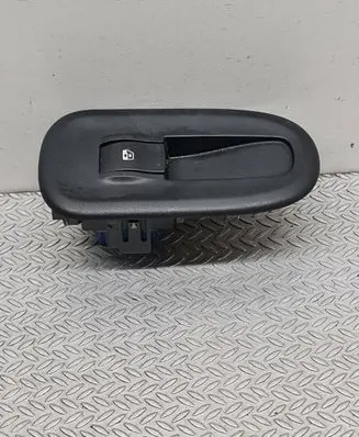 Renault Kangoo II Electric window control switch 8200548968 84V4001 M6069548