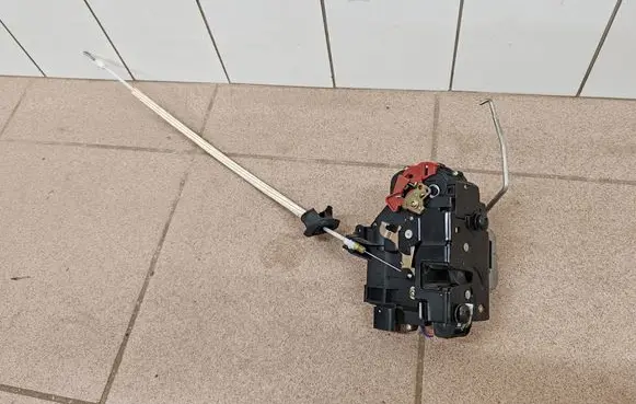 Audi A2 Front door lock 8Z1837016E