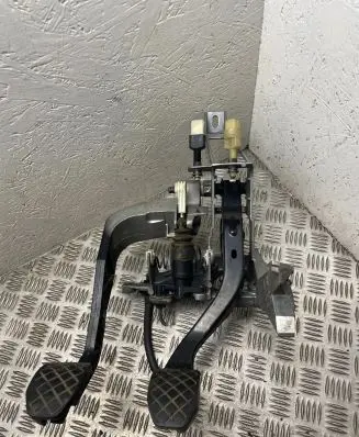 Audi A4 S4 B5 8D Pedal assembly 8D1721117K