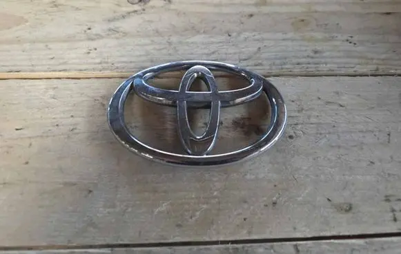 Toyota Corolla E120 E130 Manufacturers badge/model letters 3280T010