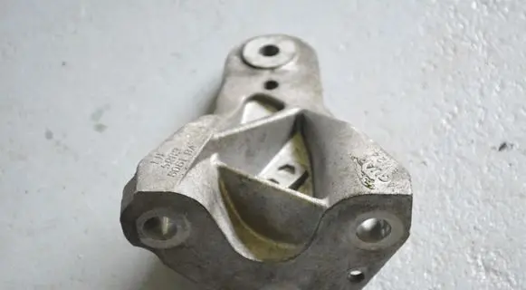 Jaguar XF X250 Engine mounting bracket 5R836061