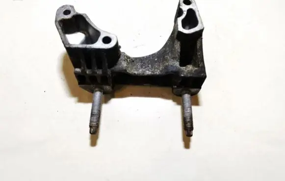 Ford Mondeo MK IV Engine mounting bracket
