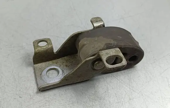 Volvo XC90 Muffler mount bracket/holder 31478511