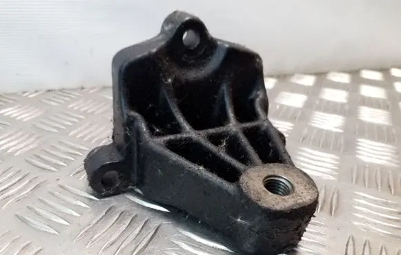 Opel Vivaro Engine mounting bracket