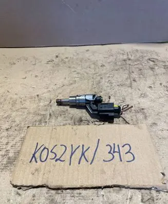 Volkswagen Touran II Fuel injector 03C906036A