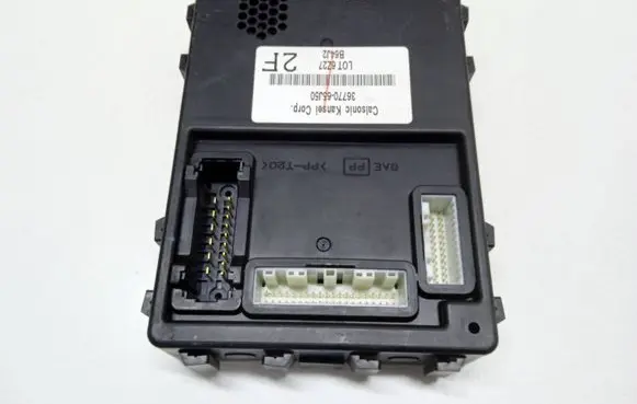 Suzuki Grand Vitara II Comfort/convenience module 3677065J50 B64J2 L0T6Z27
