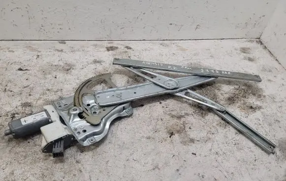 Toyota Avensis T250 Front door window regulator motor 6982005050 994023