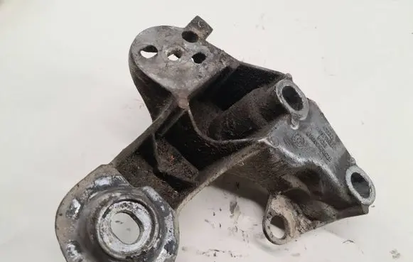 Audi A6 S6 C5 4B Engine mounting bracket 4B0199352B